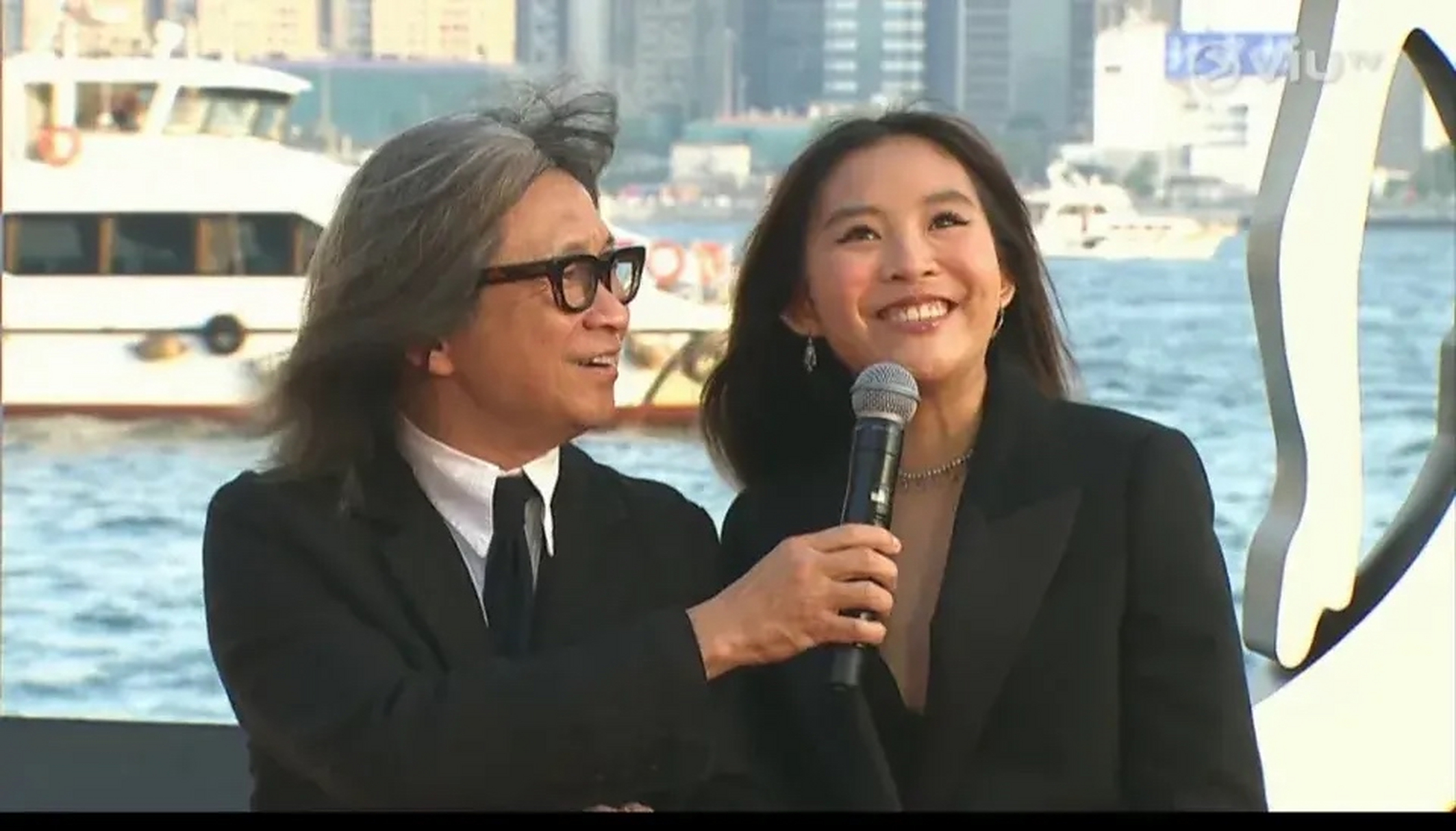 陈可辛带着17岁女儿现身金像奖红毯,打算出道的陈是知低胸装兼秀大