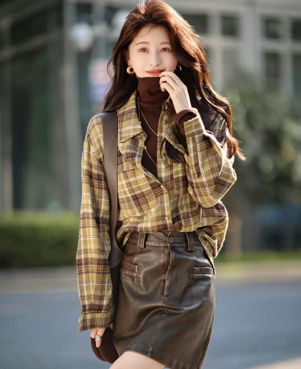 以棕色为主调的服装穿搭还是别有一番风味的,比如说有棕色元素的衬衫