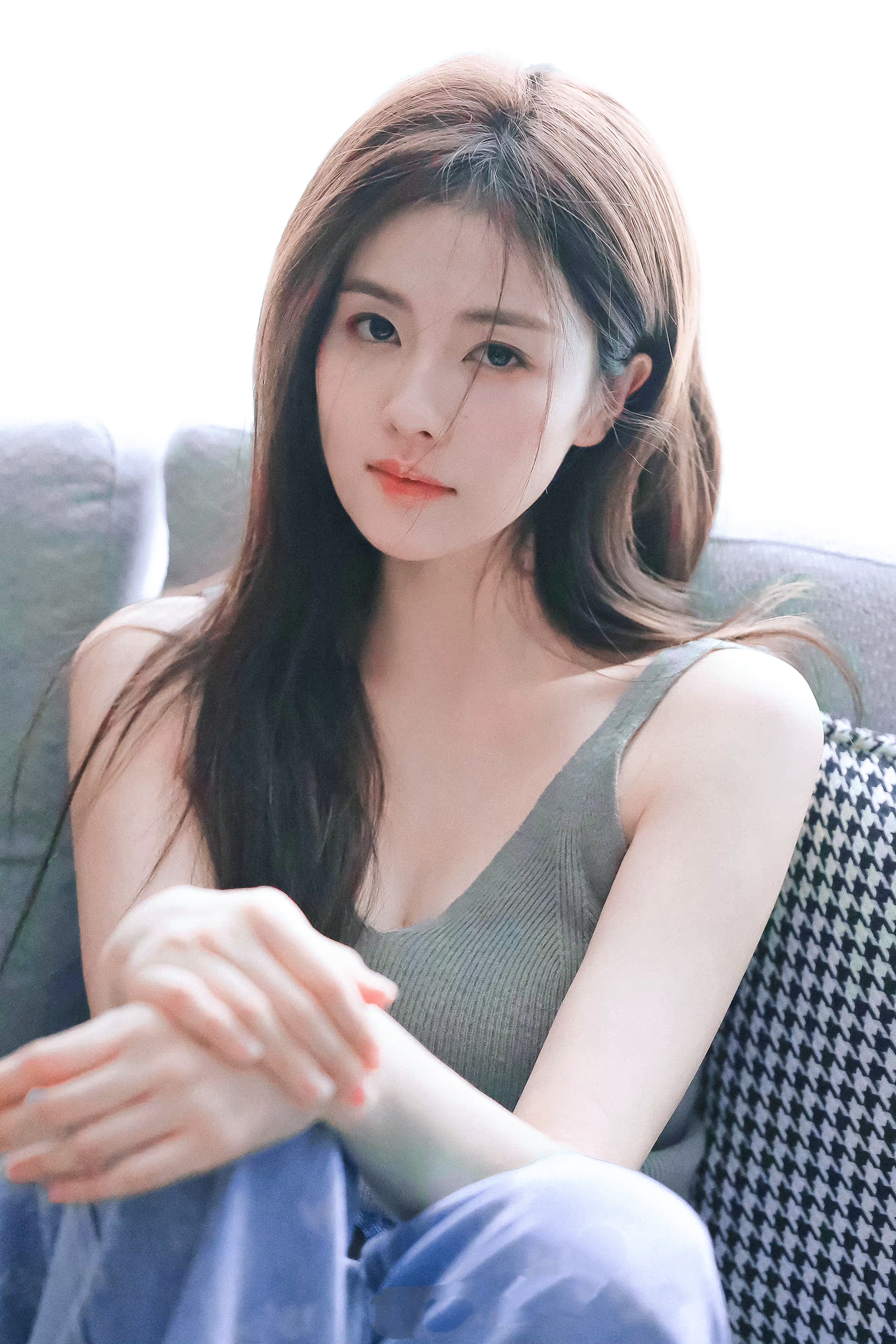 这也太美了吧!白鹿灰色背心居家写真来了