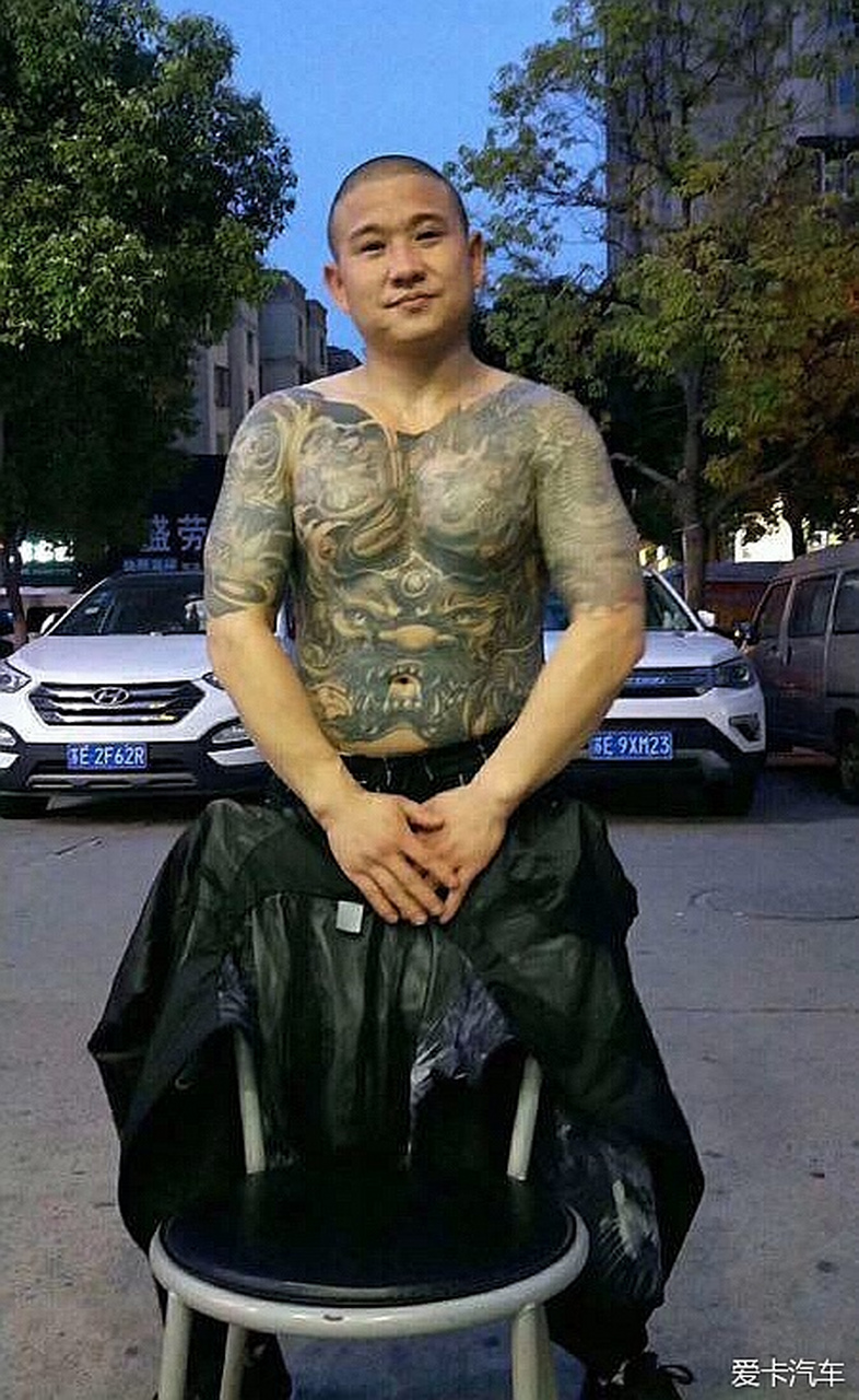 江湖人称"昆山龙哥"满身刺青,天不怕地不怕,却被老实人乱刀砍死,肠子