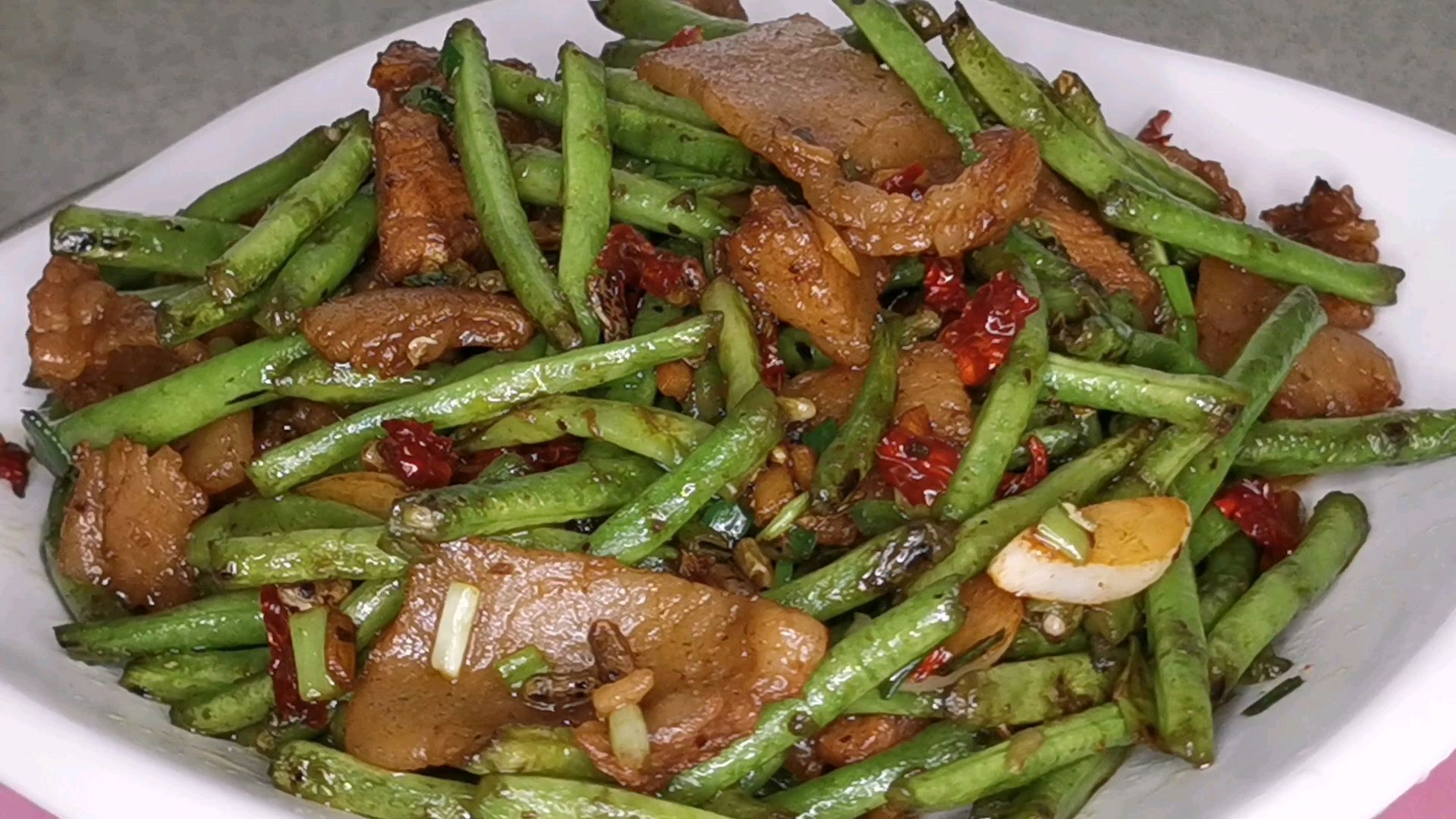 炒豆角还在焯水和油炸就错了,试试家常新做法,脆嫩爽口不油腻