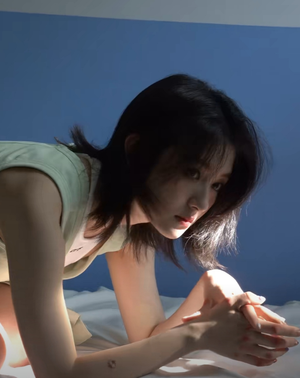 李兰迪拍杂志扮深沉,短发自然凌乱有种电影里角色黑化的既视感,她的