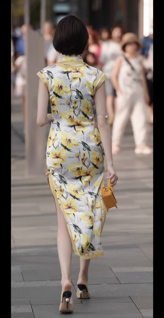 旗袍之美是一种无言的诱惑,干练的短发与古典相遇,能将女性的精致