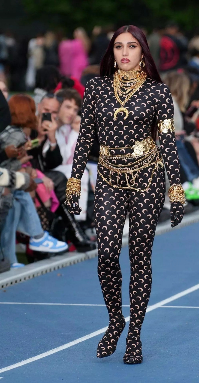 美国巨星麦当娜的女儿 罗德丝·里昂(lourdes leon),是与母亲有几分