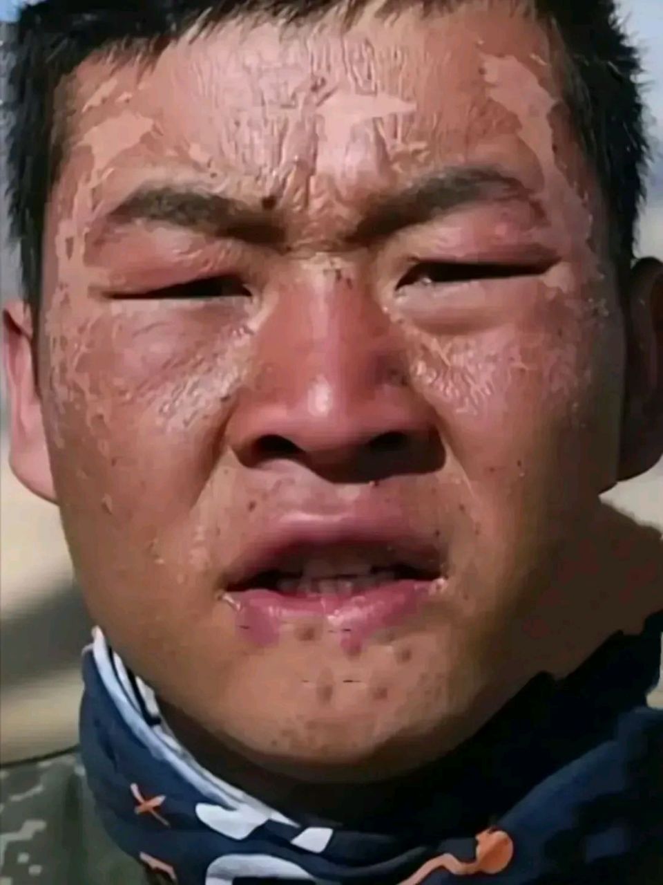 这是一张被太阳烤得脱皮的脸,虽谈不上帅起,却很伟大!