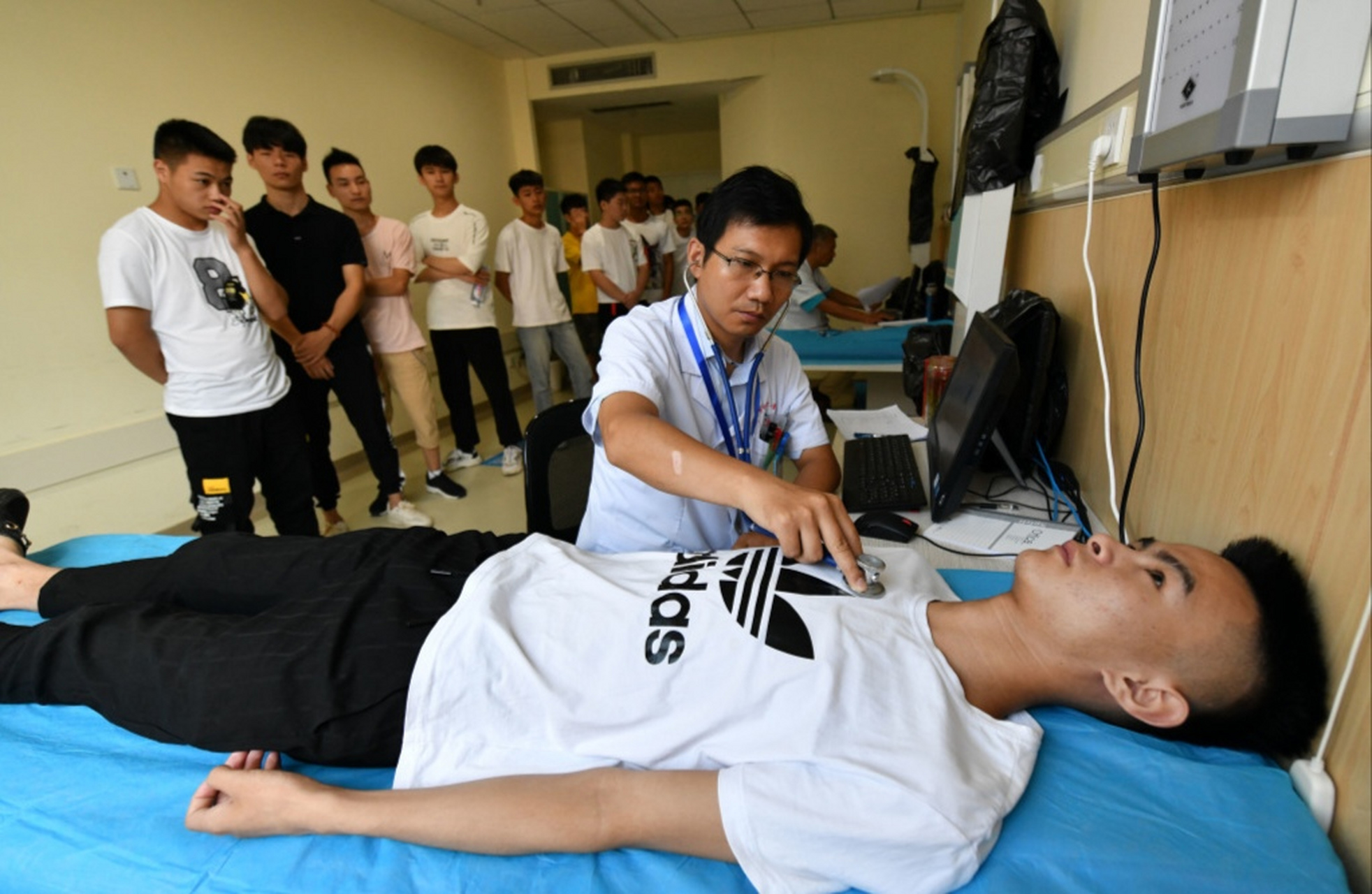 男生高考体检被要求脱内裤?