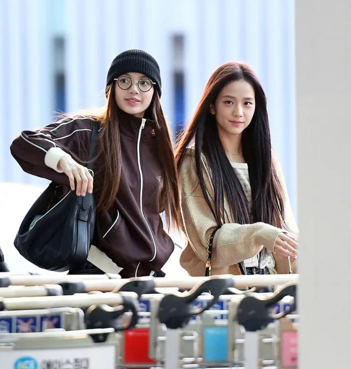 但事实并非如此,看了lisa和智秀的同款画面,简直是一道靓丽的风景线.