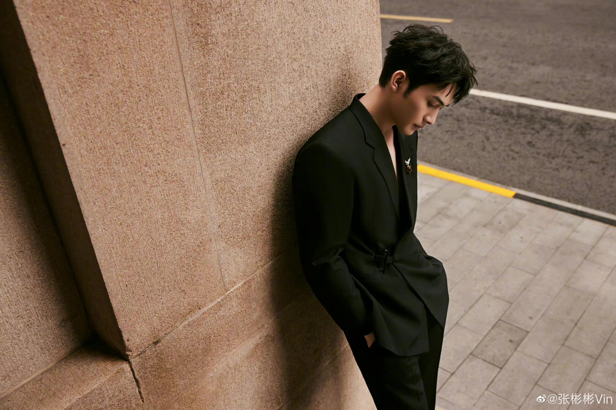 张彬彬上海初冬随拍,黑色深v真空西装造型太帅了