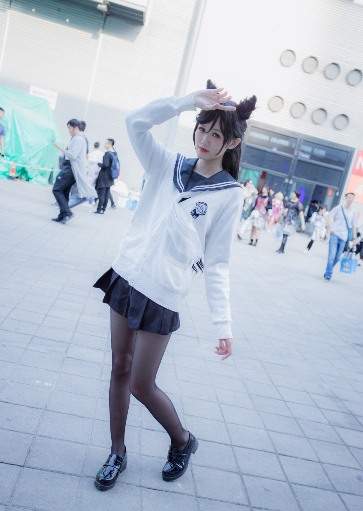 漫展上看到一位腿特别长的爱岩,小短裙配"黑丝",路人都看呆了