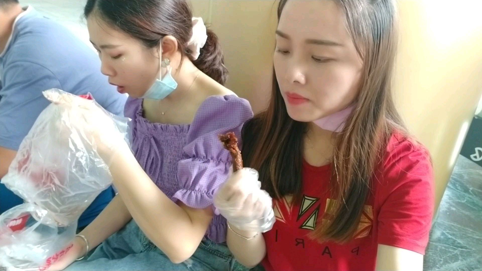 今天逛街尝了久违的绝味鸭脖,还是原来那个味道