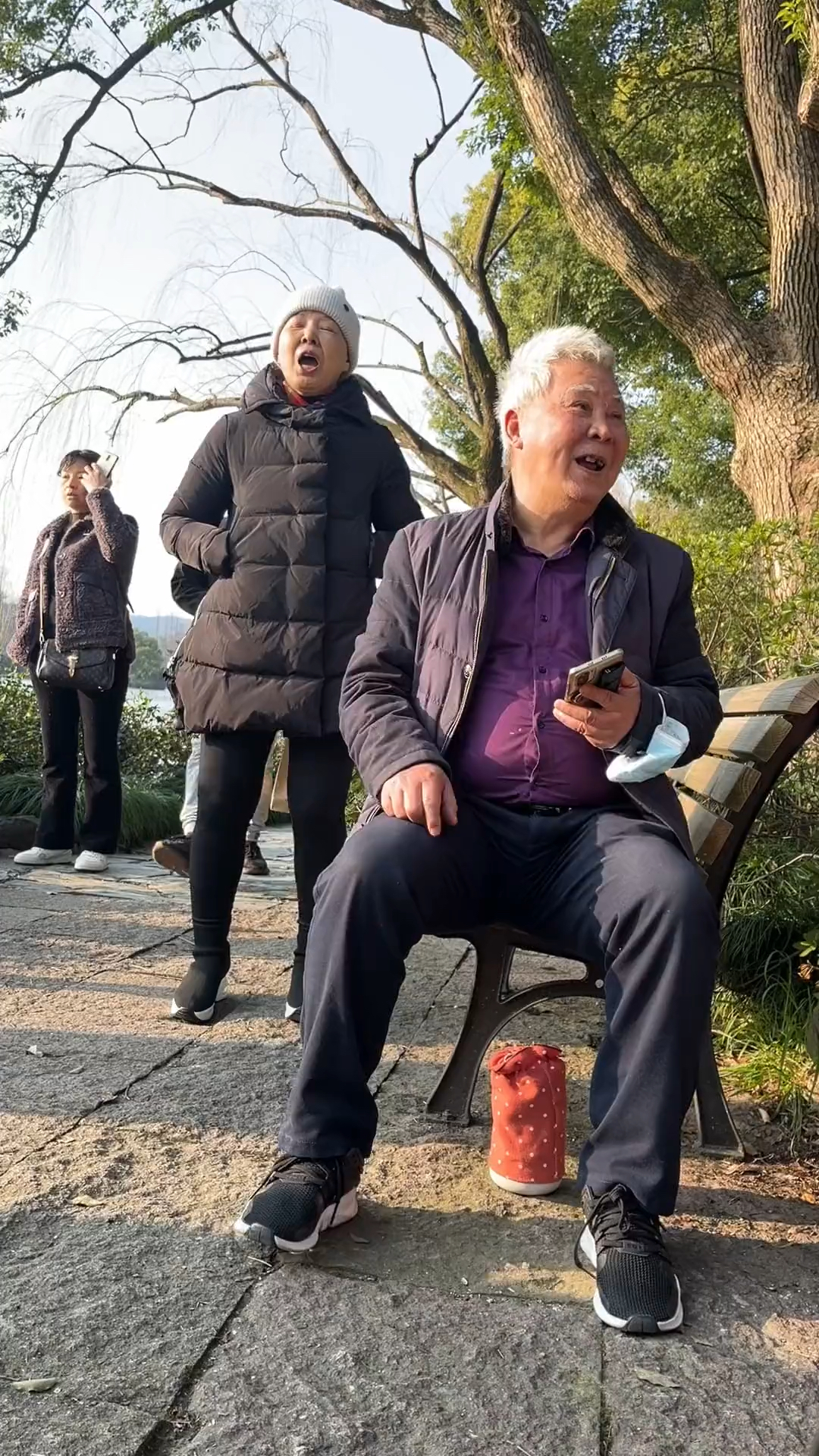 你们要听的东风破他来了,偶遇网红大爷一首《东风破》火遍整个西湖