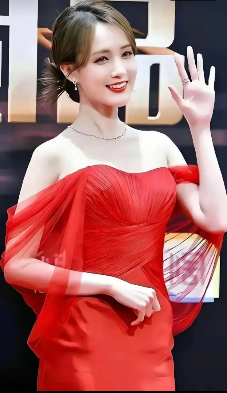 好喜欢李一桐小姐姐,这个红色抹胸礼服造型太美了,明艳又优雅#明星的