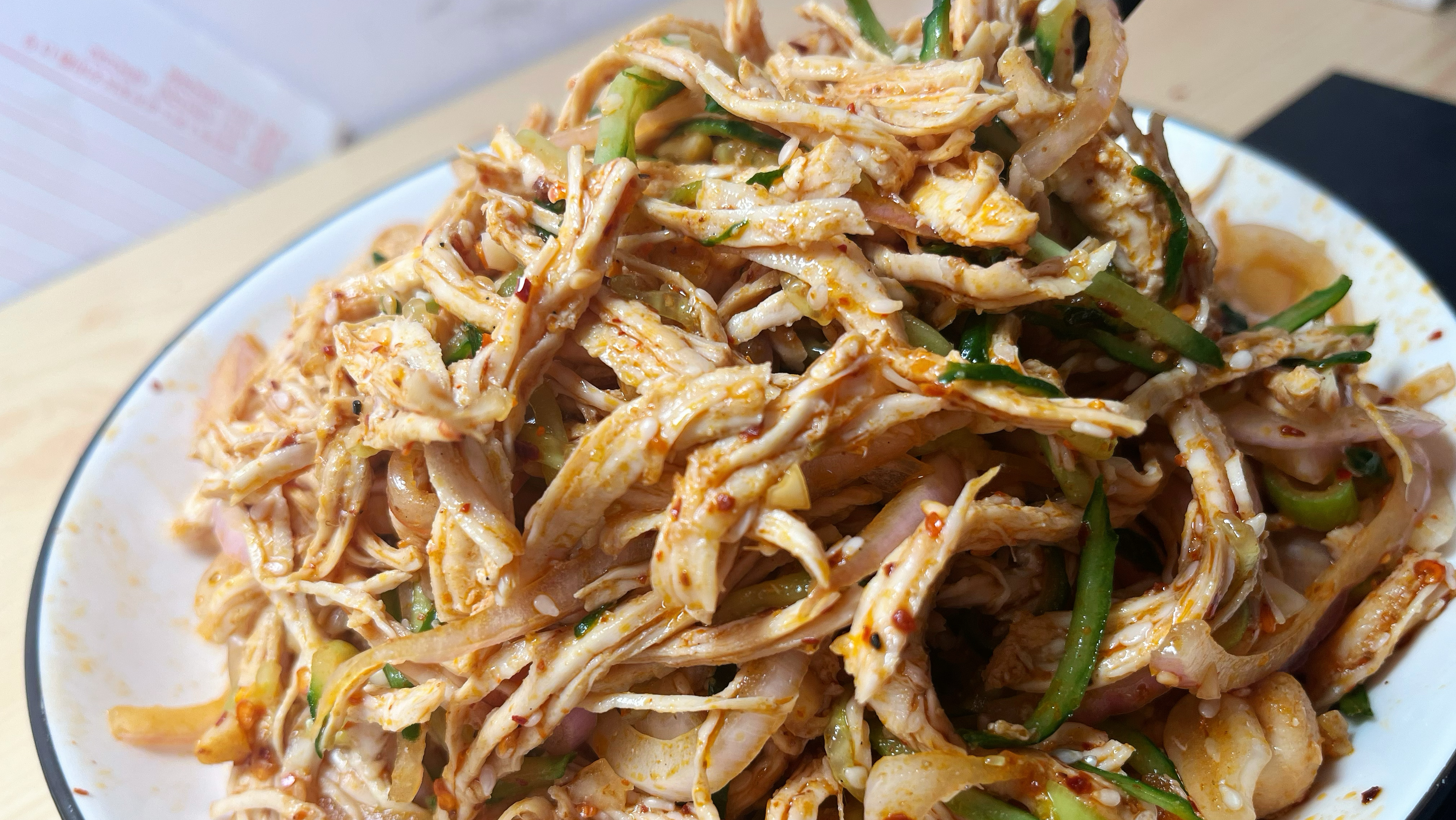 在家做低脂黄瓜凉拌鸡丝,夏日必备小凉菜,香辣开胃,清爽不油腻