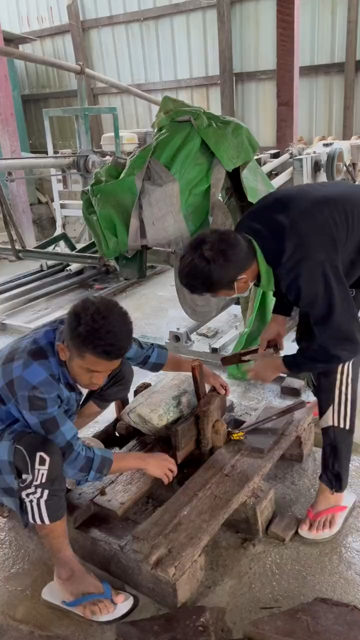 翡翠原石现场开切,就问你切完疼不疼!