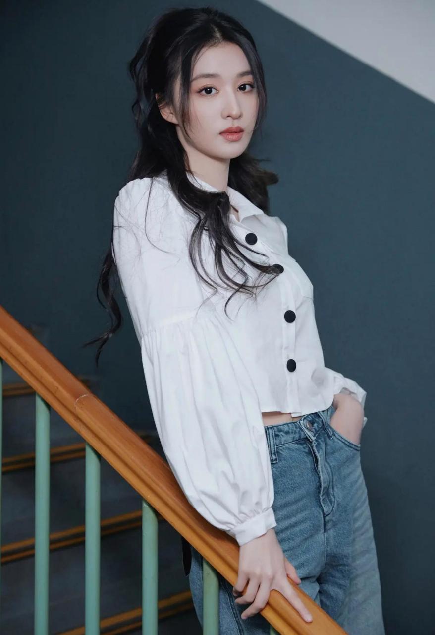 新生代当红小花王楚然气质动人,衬衫牛仔裤显得腿长,白色吊带长裙露