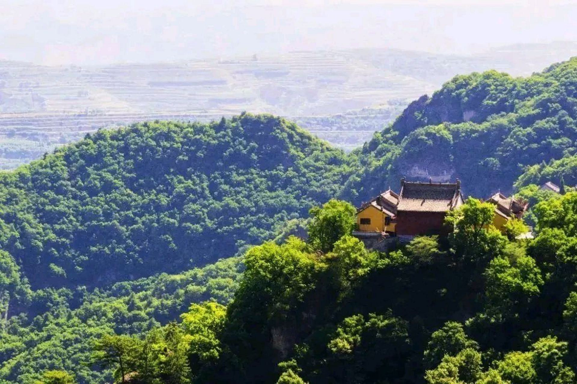 崆峒山素有"西来第一山","崆峒山色天下秀","中华道教第一山"之美誉.