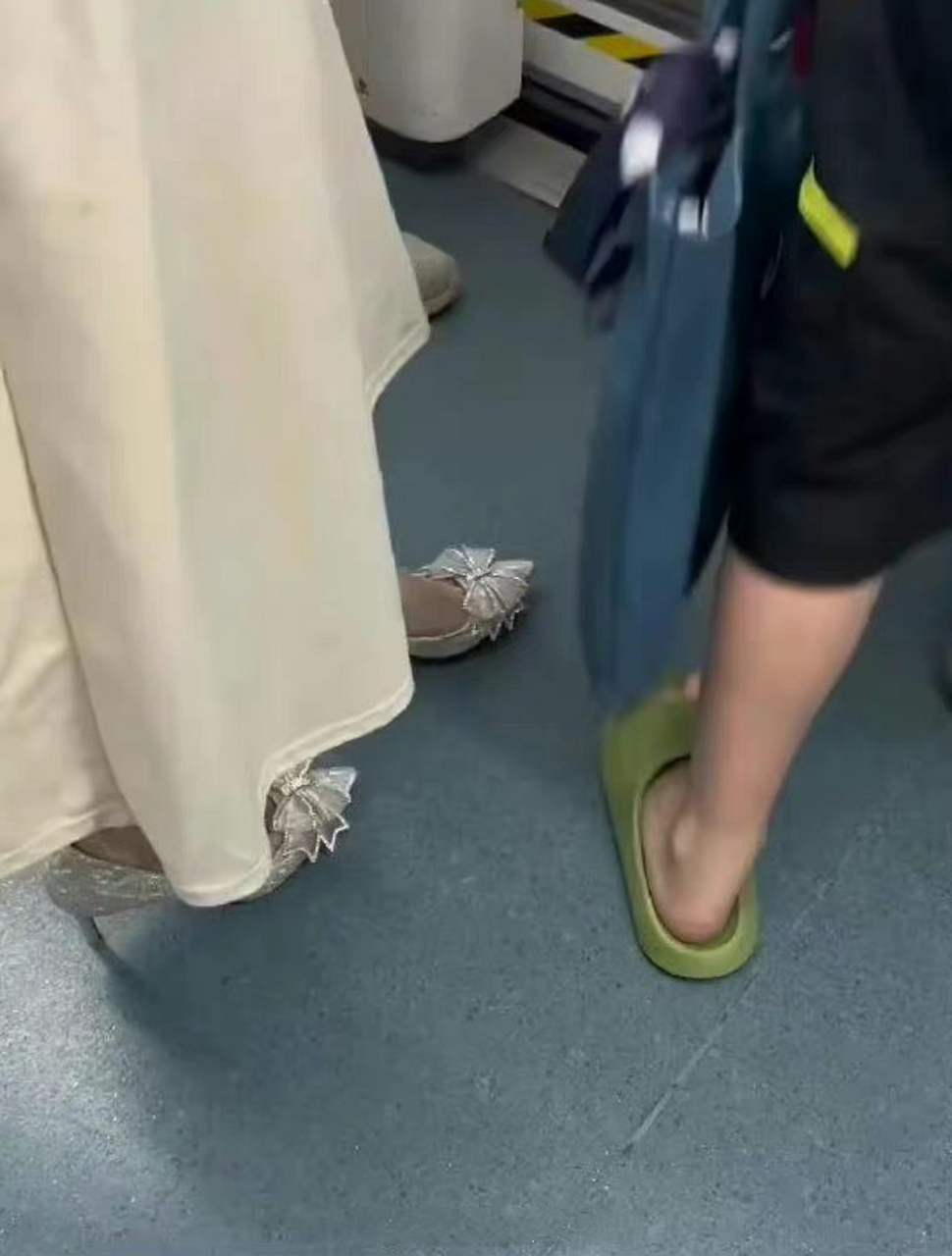 网友:看着都抖……没必要为了高跟鞋折磨自己脚的.