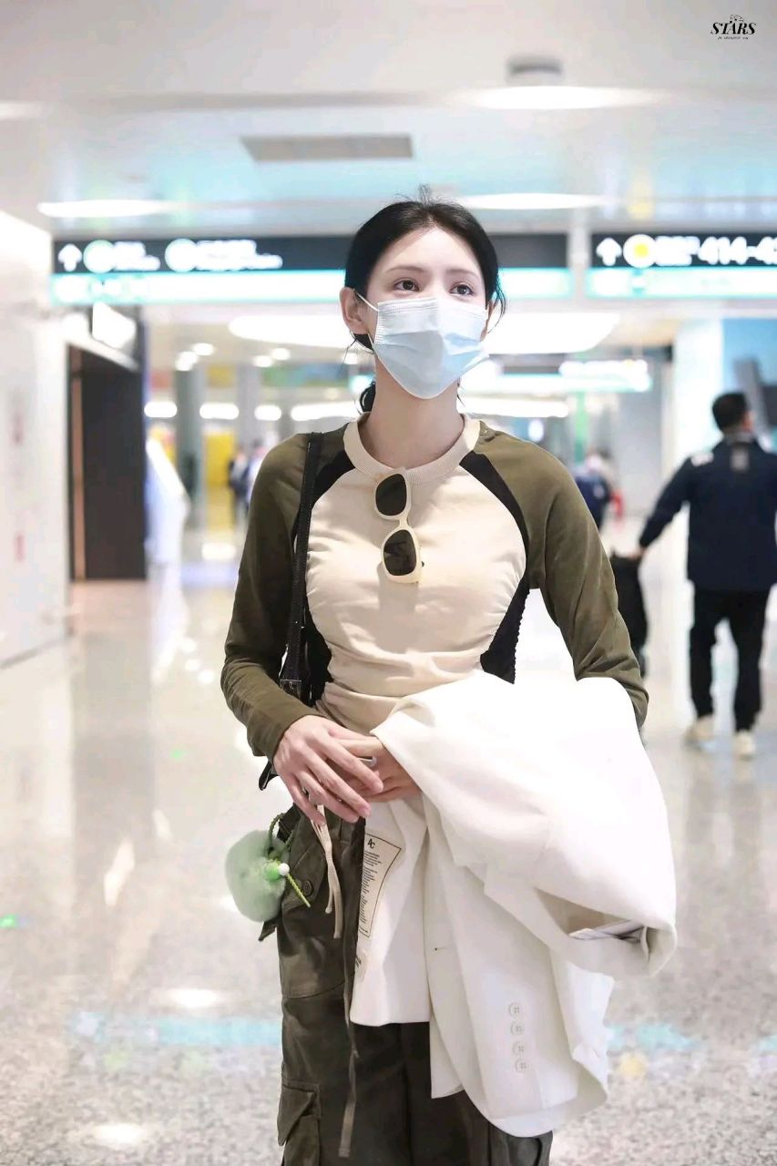张予曦机场穿搭look  真是口罩都挡不住她的建模脸!