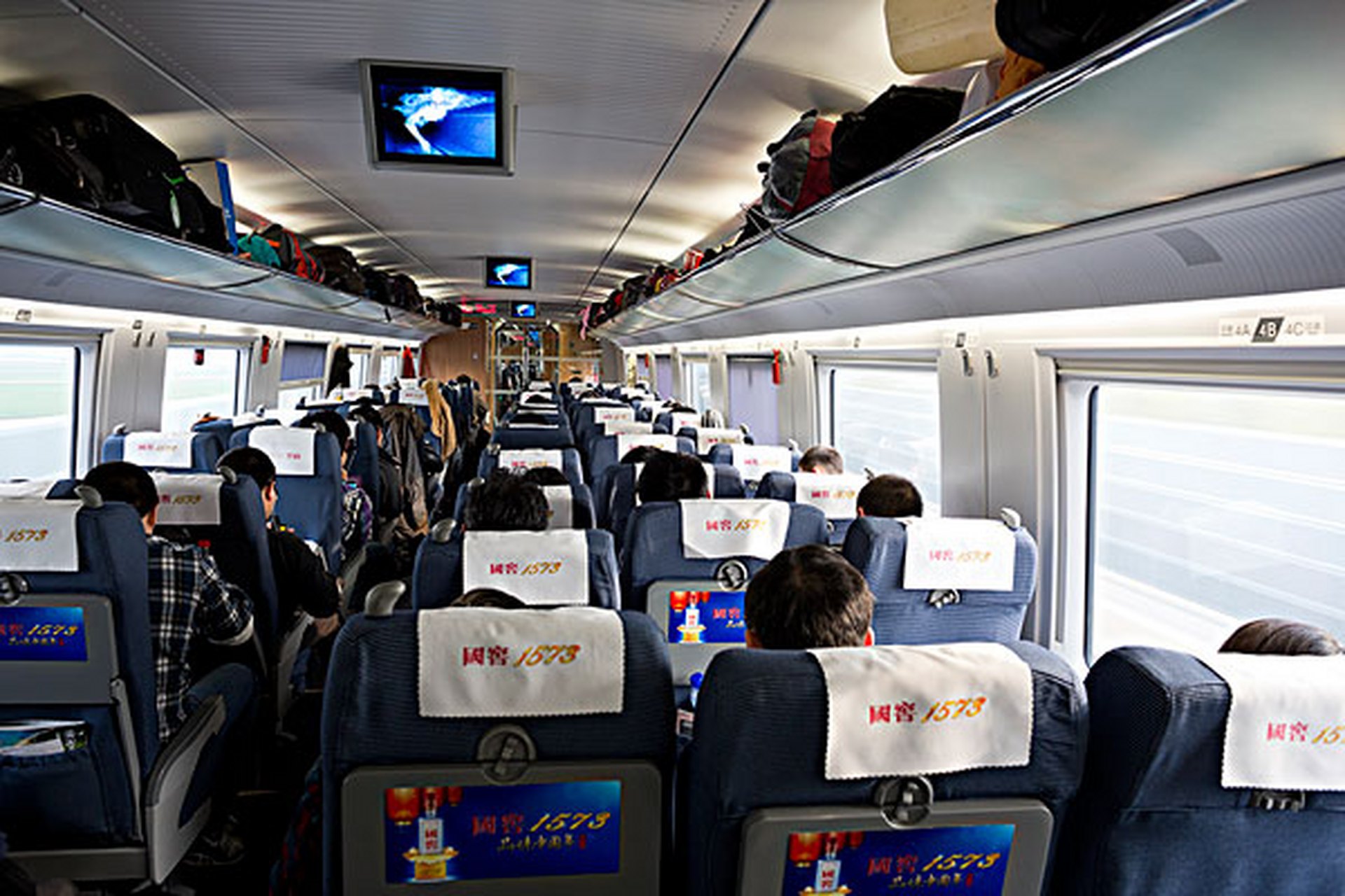 我上周坐火车回老家,座位是三座联排的,我是中间座.