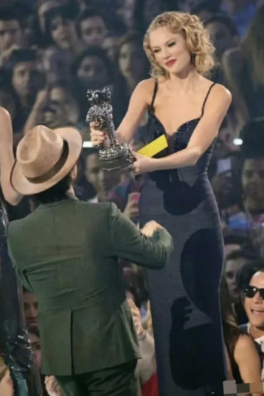 泰勒斯威夫特,你这样?火星哥不会尴尬吗?[二哈]