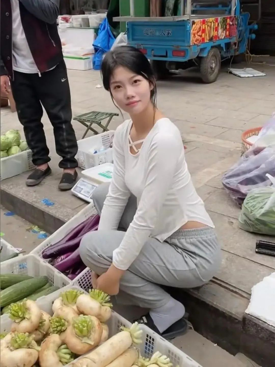 见到这么漂亮的美女在卖菜.买菜的都卷的这么厉害了