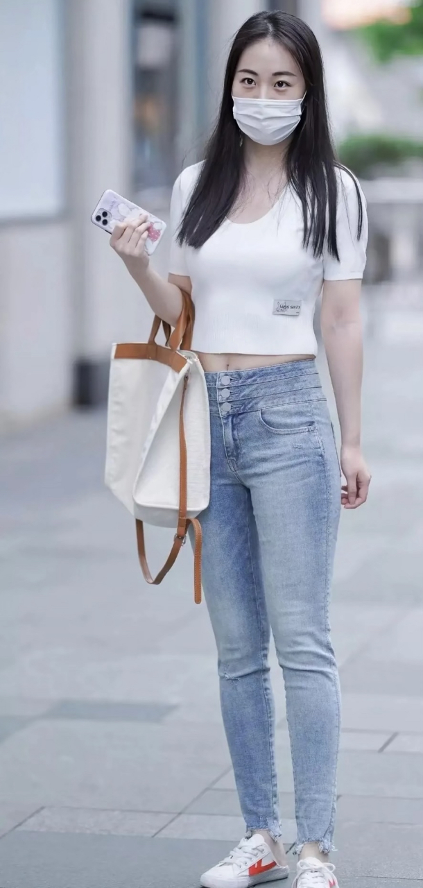 白t恤 牛仔裤 帆布鞋是大学生的标配#时尚街拍美女