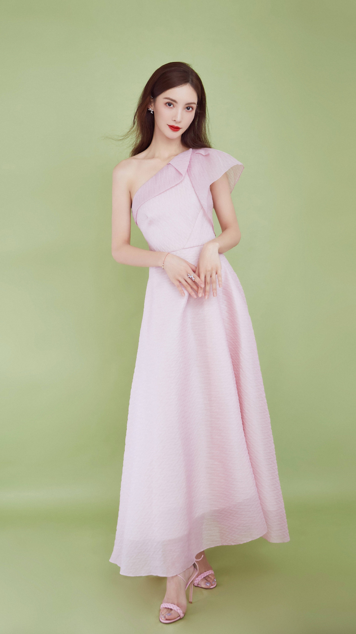 演员金晨,又仙又酷的姐姐,天仙又下凡了,来欣赏美美哒照片吧