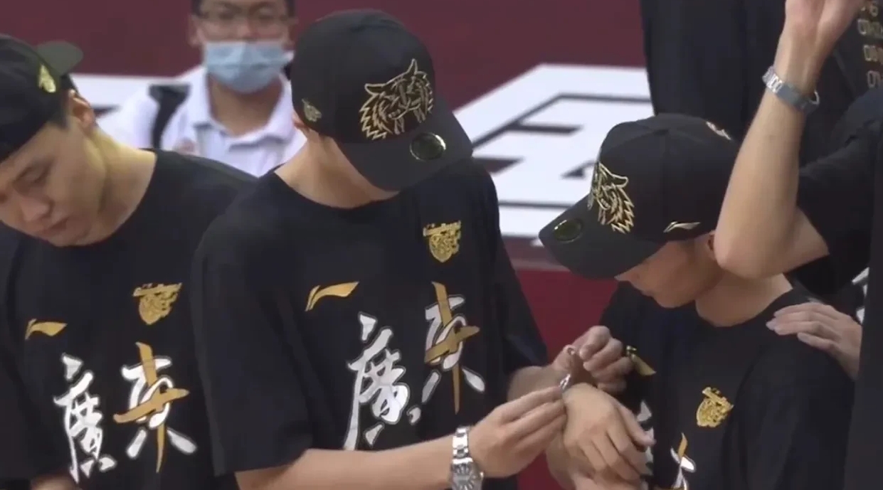 徐杰目不转睛盯着cba总冠军手表,它价值多少钱呢?