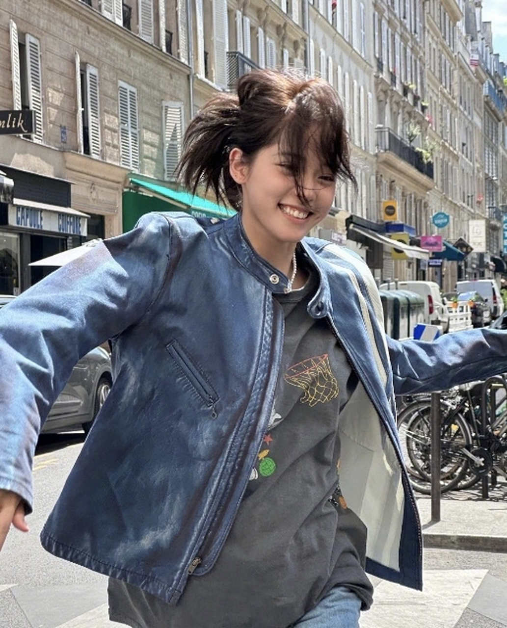 欧阳娜娜巴黎街拍,笑起来好甜,很有少女感