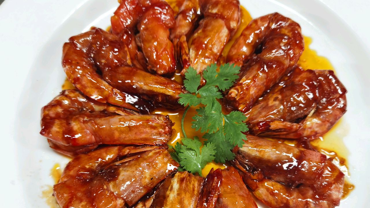 大虾怎么做好吃,厨师长教你:“油焖大虾”的做法,操作简单