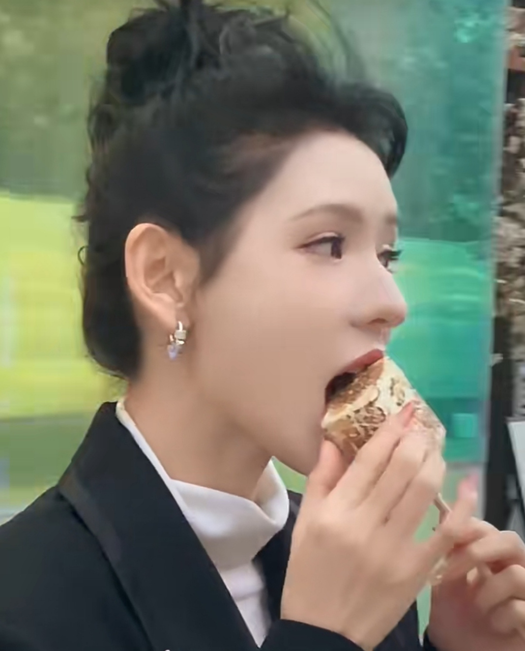张予曦吃棉花糖都那么好看,女明星连吃相都是优雅的.