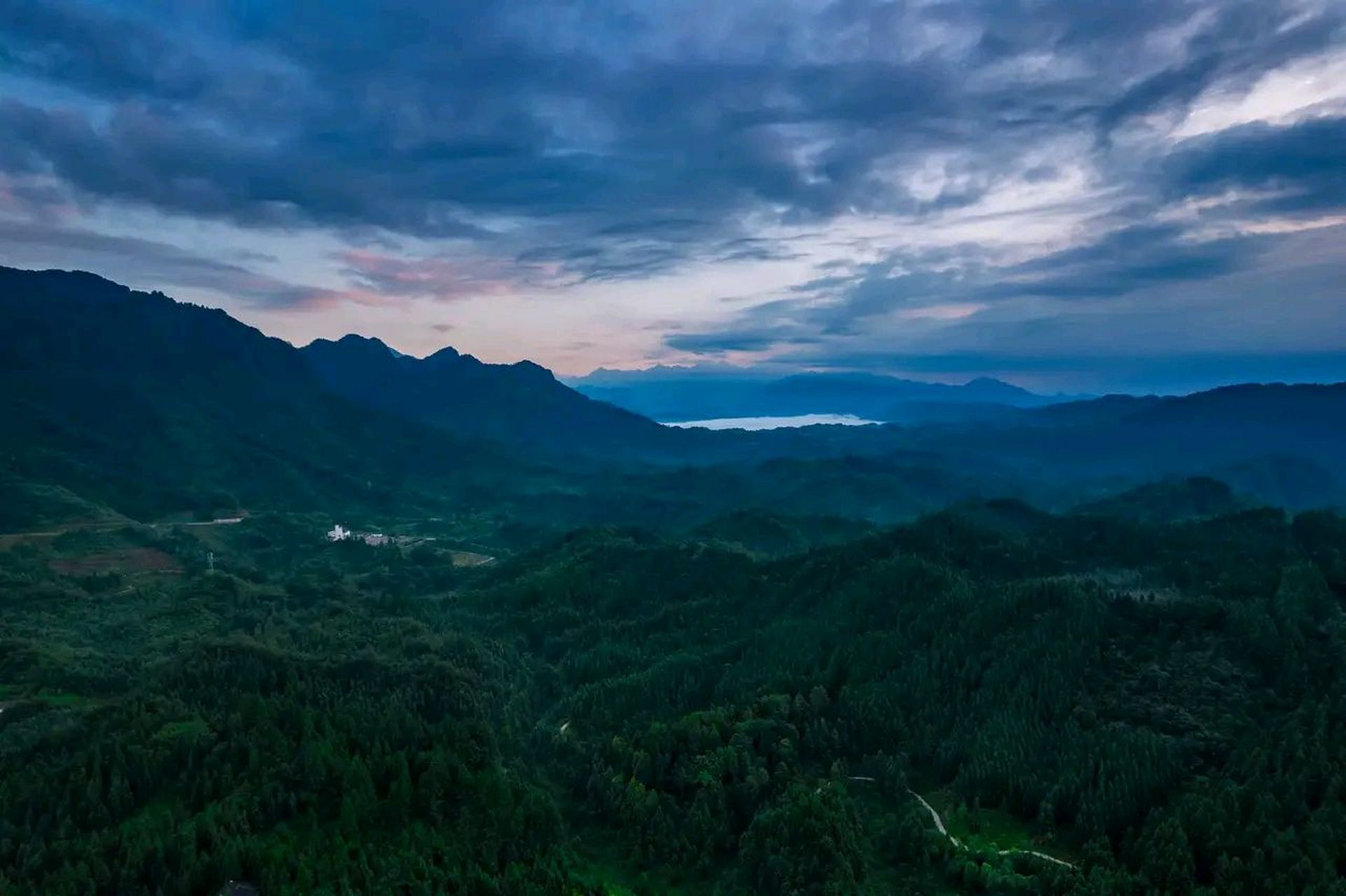 邛崃南宝山,距离成都2小时的避暑胜地.夏天平均气温20多度,非常凉爽.