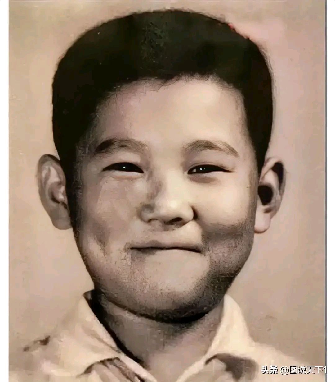 这是1980年,8岁的郭德纲上小学时的留影,他小时面相看着