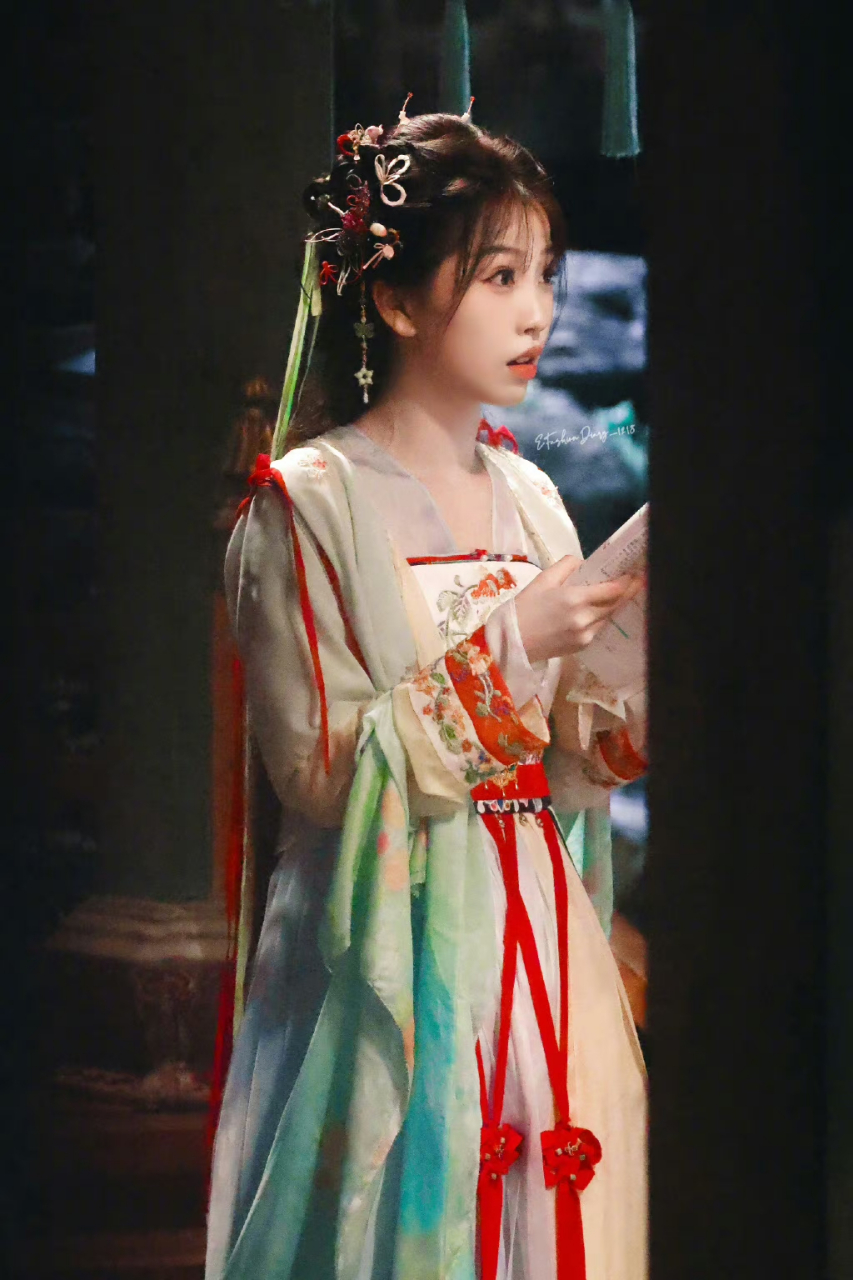 虞书欣凌妙妙换衣服