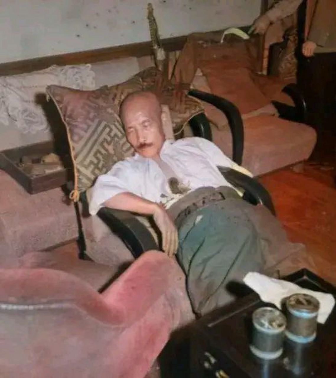 甲级战犯"东条英机"自杀现场的照片.