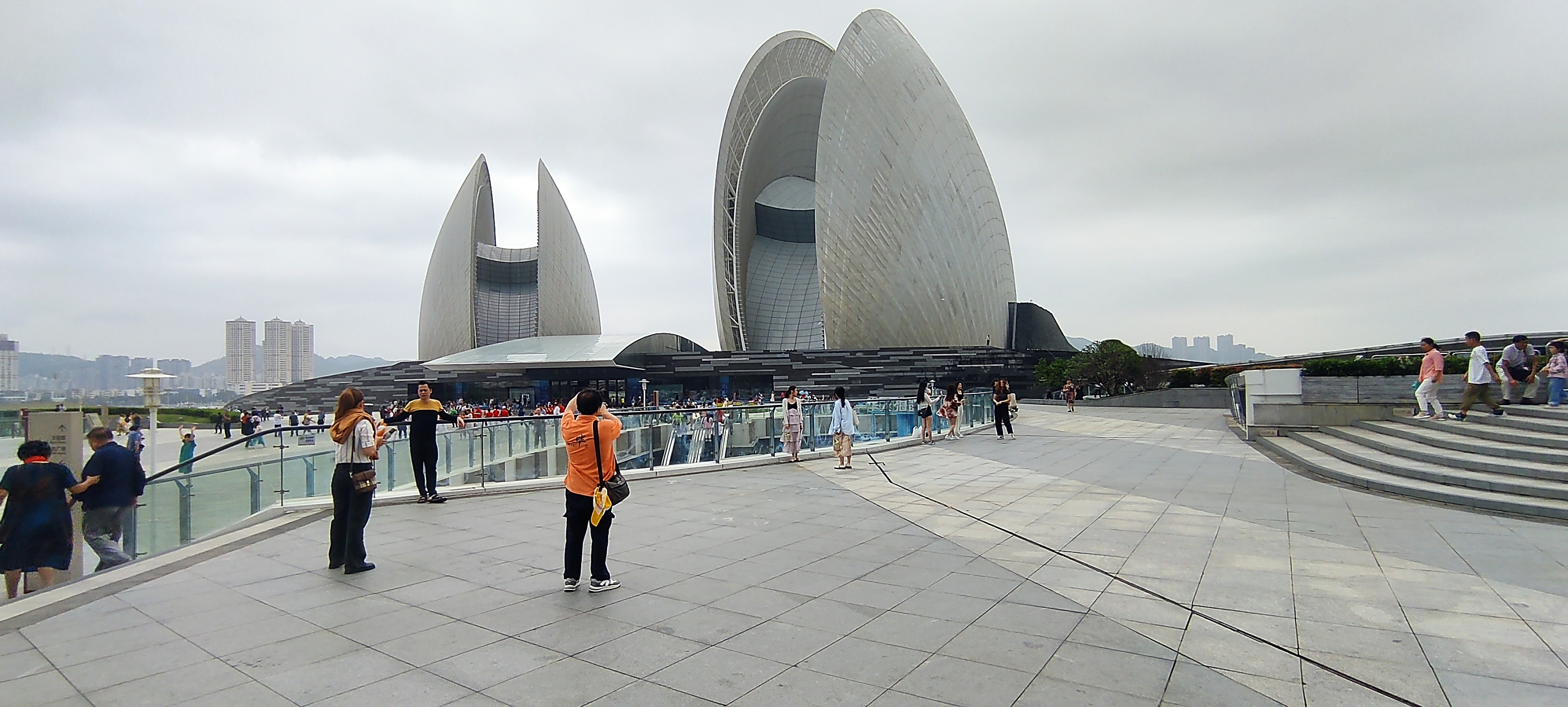 日月贝就是珠海大剧院,位于野狸岛上,建筑非常好看,像两个大元贝,非常