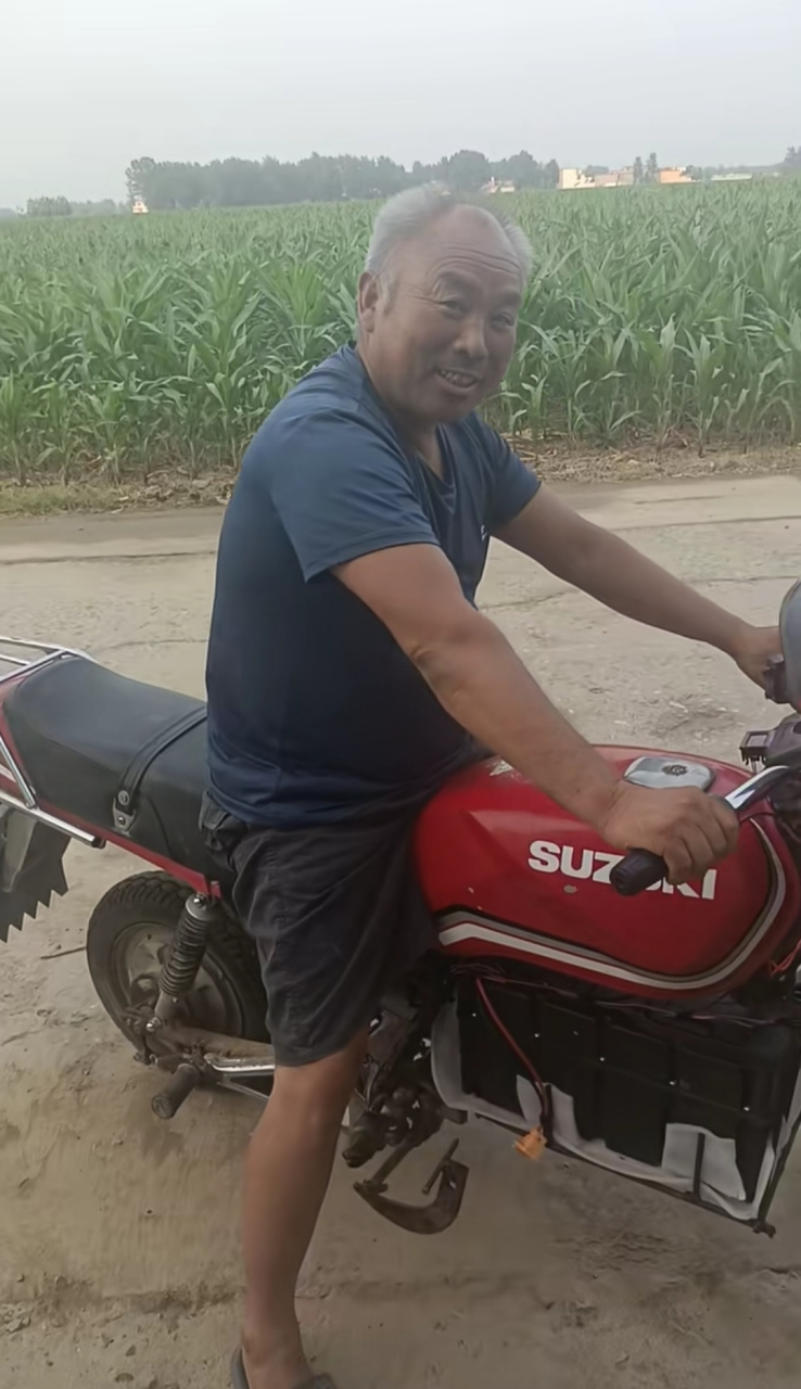 现在油价也不便宜,骑摩托车也得两个来油吧,村里的这大爷有头脑啊