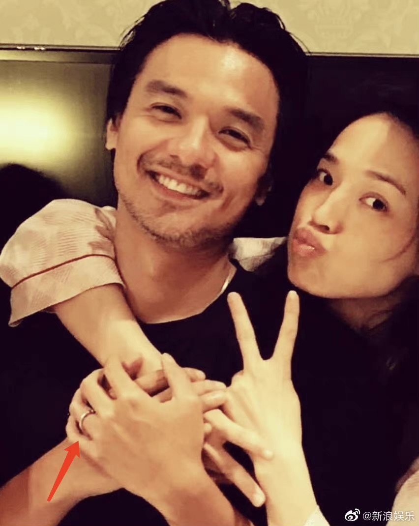 组图：久违同框！刘德华与舒淇夫妇合照曝光比同款手势感情好