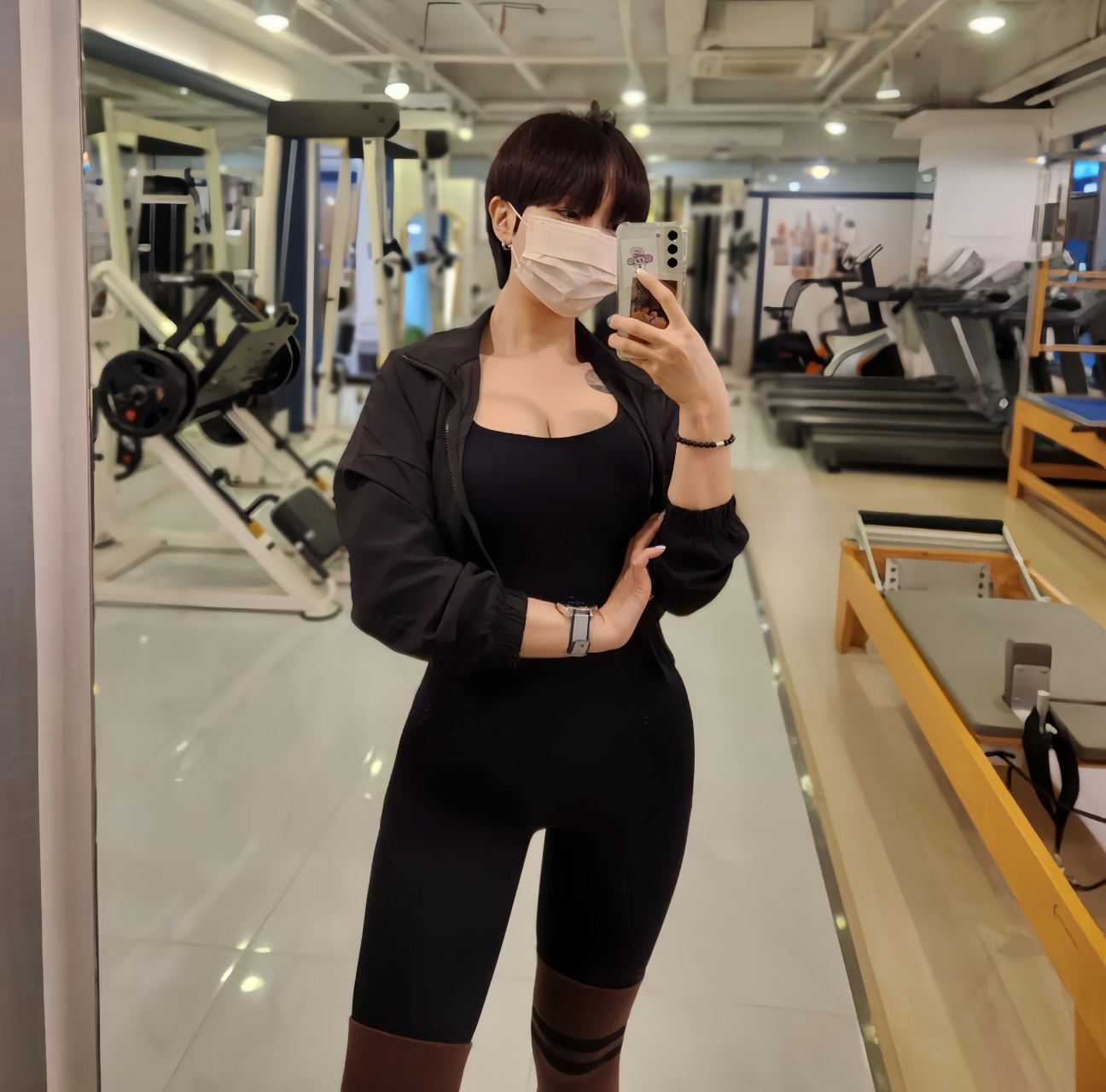 韩国短发妹子健身房里晒身材照,有气质