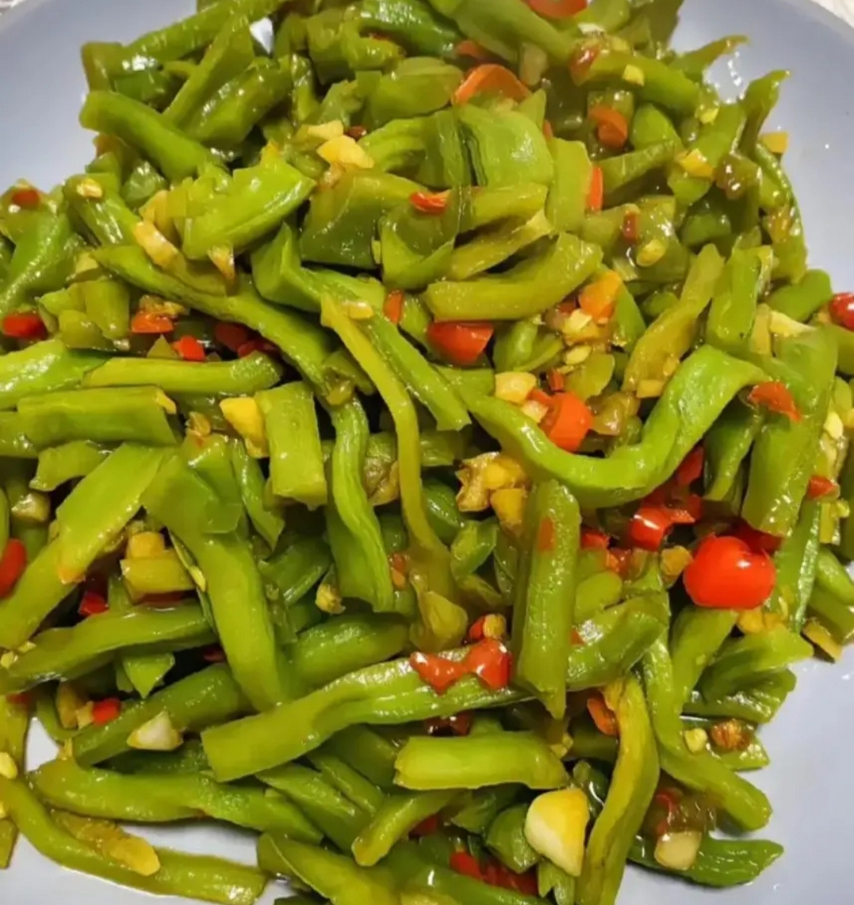 爆炒贡菜  食材:贡菜,小米辣,小青椒,大蒜  做法: 1,先把贡菜放冷水