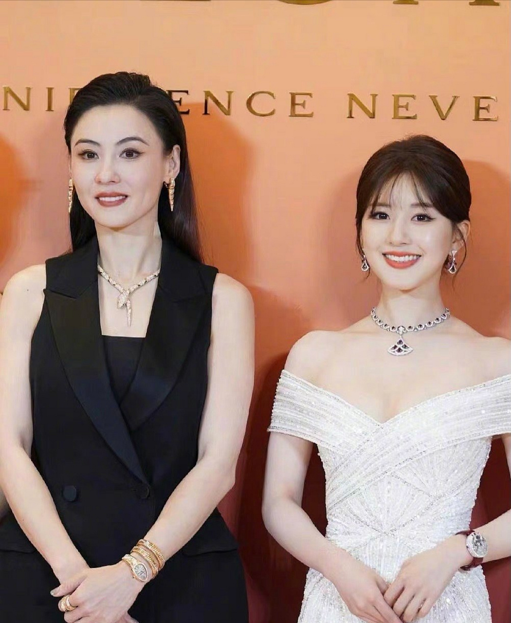 分开看都美得不得了,但是一合照…张柏芝还是吊打的.