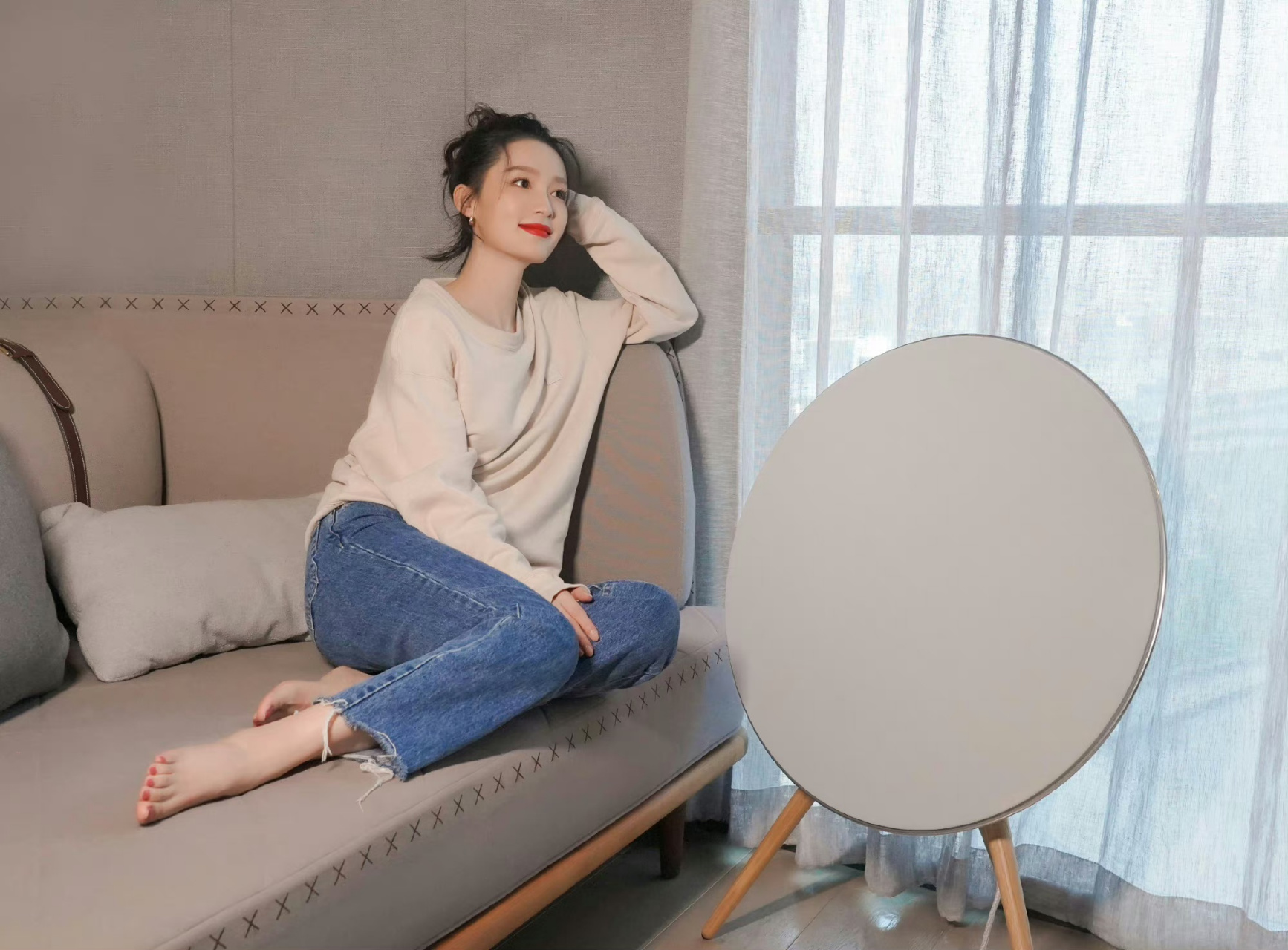 李沁  美脚丫  皮肤白皙细腻真让人羡慕