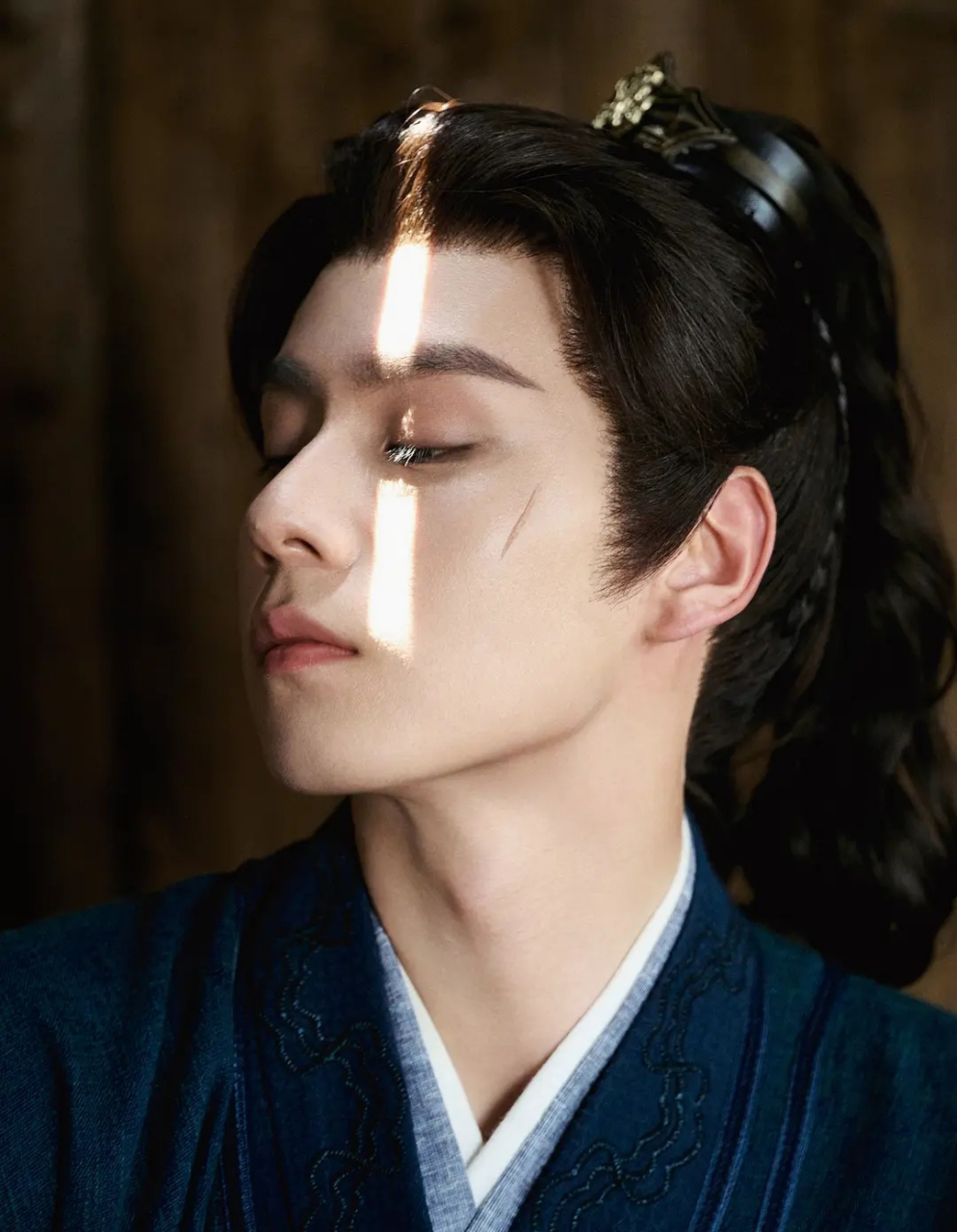 胡一天电视剧《惜花芷》的花絮图来啦,这剧他演的男主叫顾宴惜,手里还