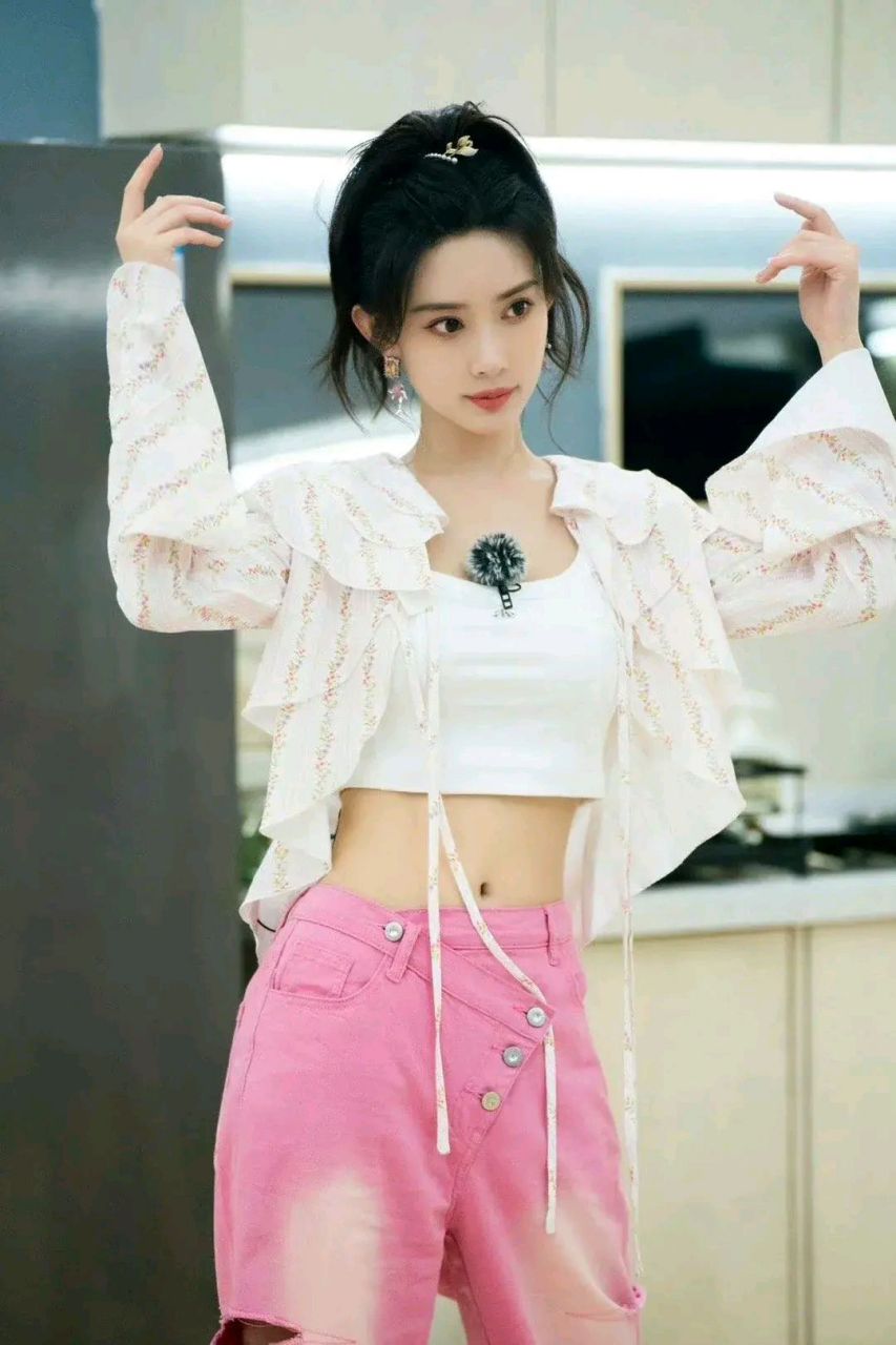 孟子义icon本期《桃花坞》3套穿搭,颜值炸裂啊