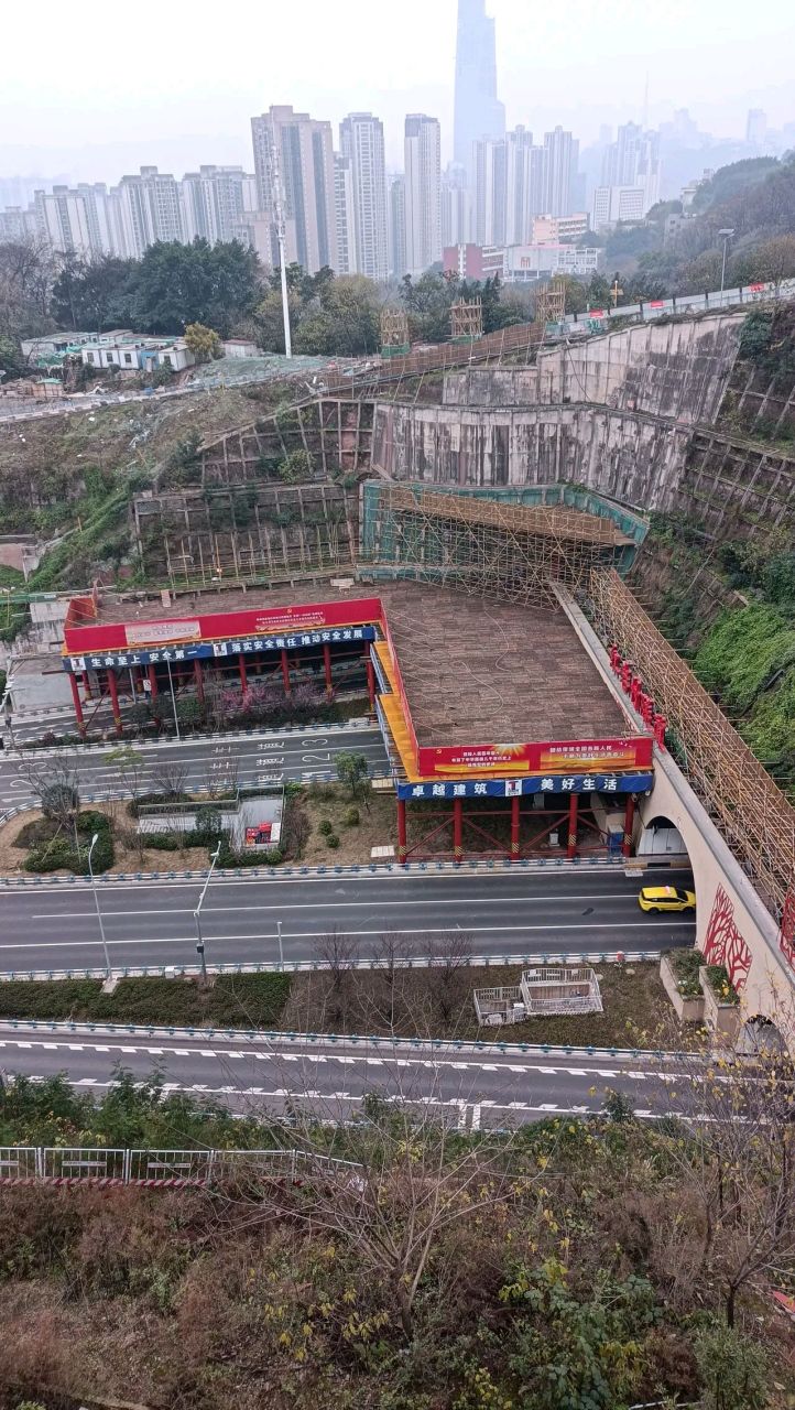 平顶山公园经红岩村隧道上方步道至李子坝的山城步道,基本拉通了.