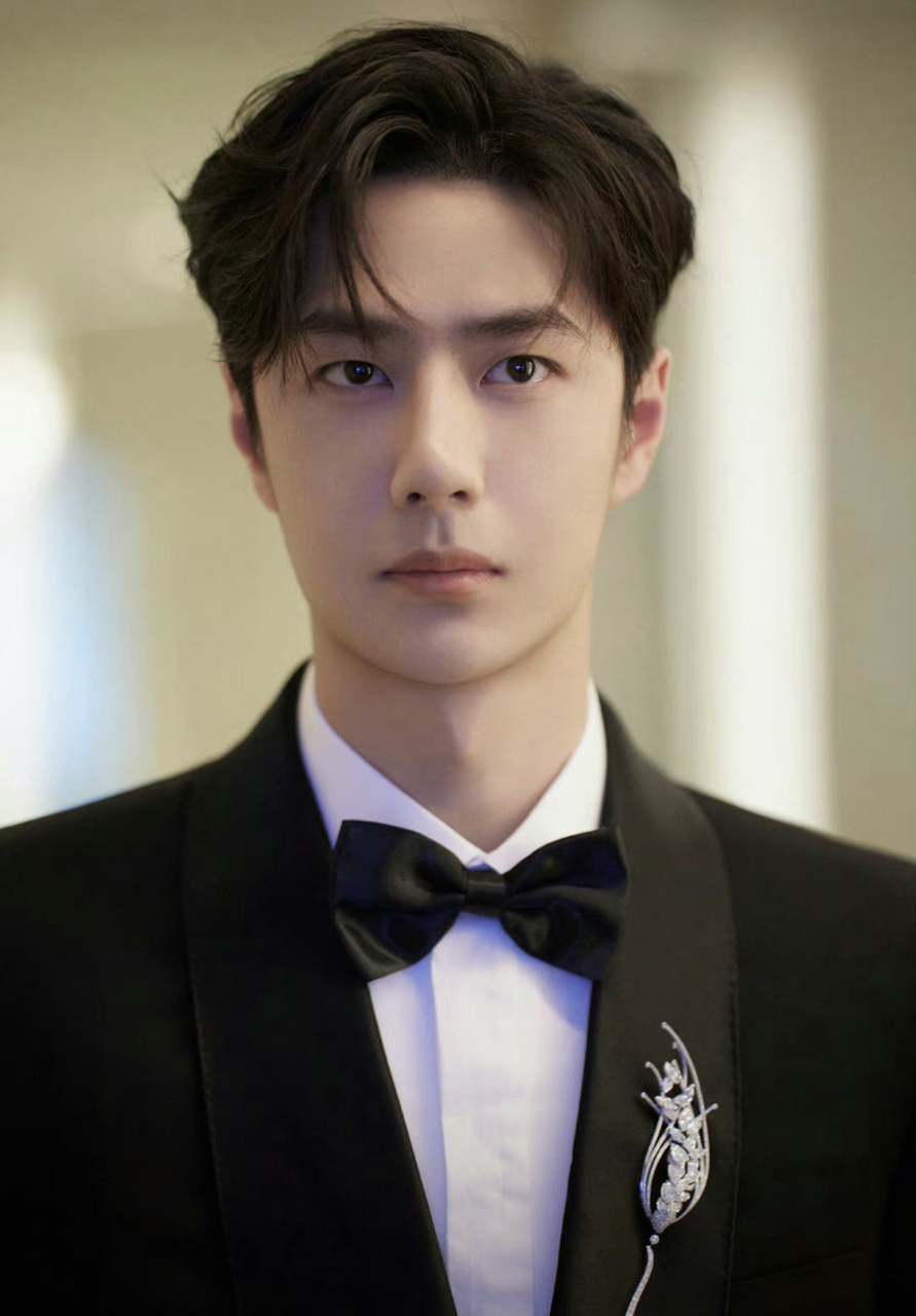 王一博笑脸vs冷脸,笑起来很可爱,不笑很酷帅,笑起来好看还是不笑好看?