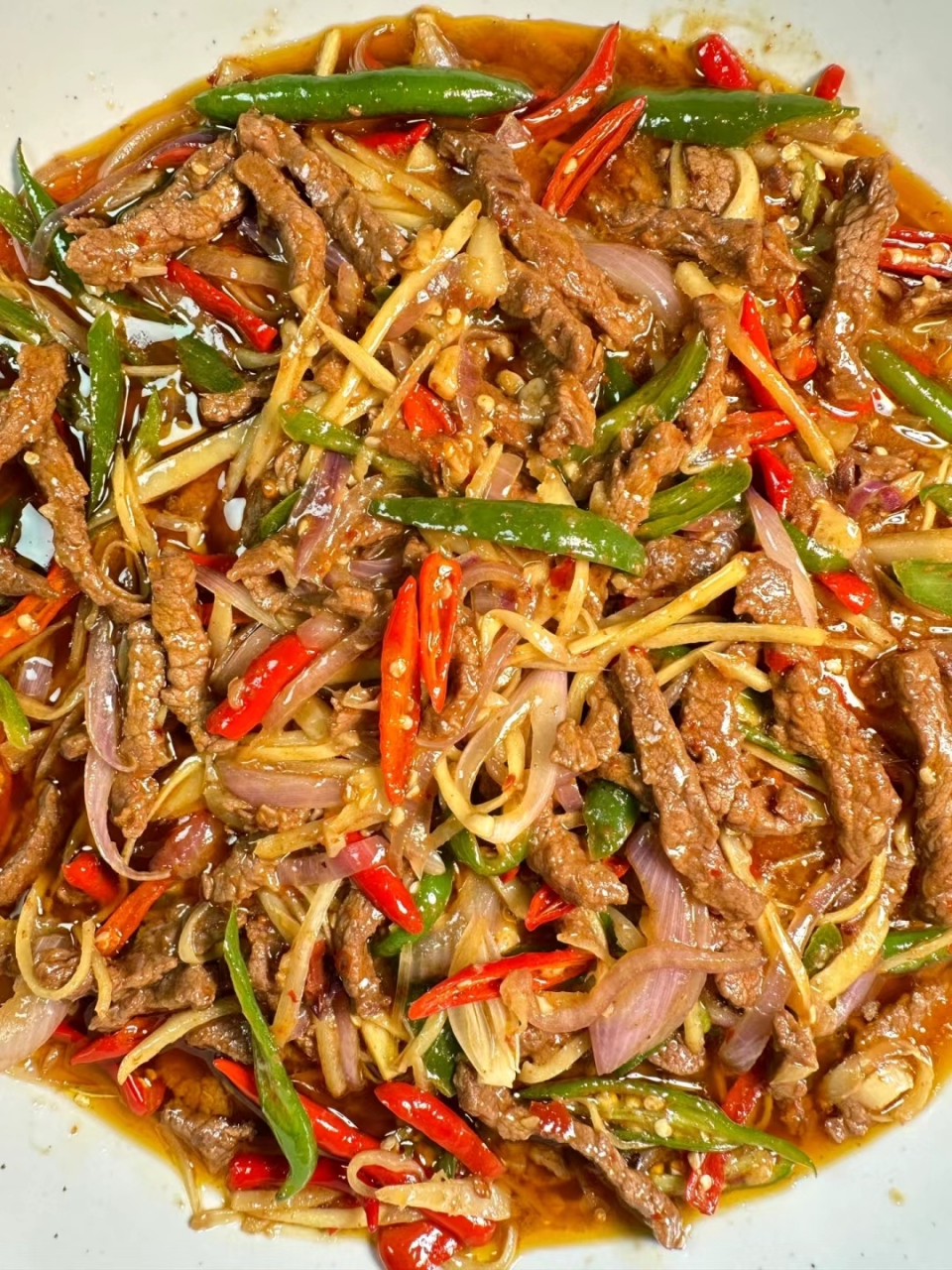 特别喜欢老妈做的仔姜牛肉丝,自己也试着做过几次,但总觉得味道不对