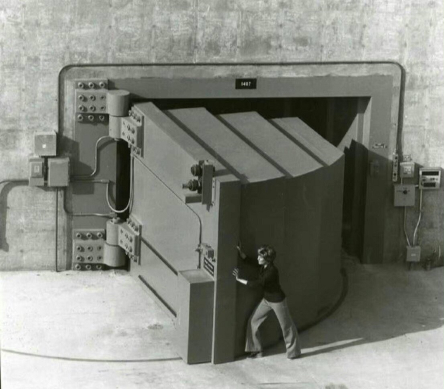 这是瑞士银行的保险库大门,也是世界上最厚,最重的金属门,它的门扇页