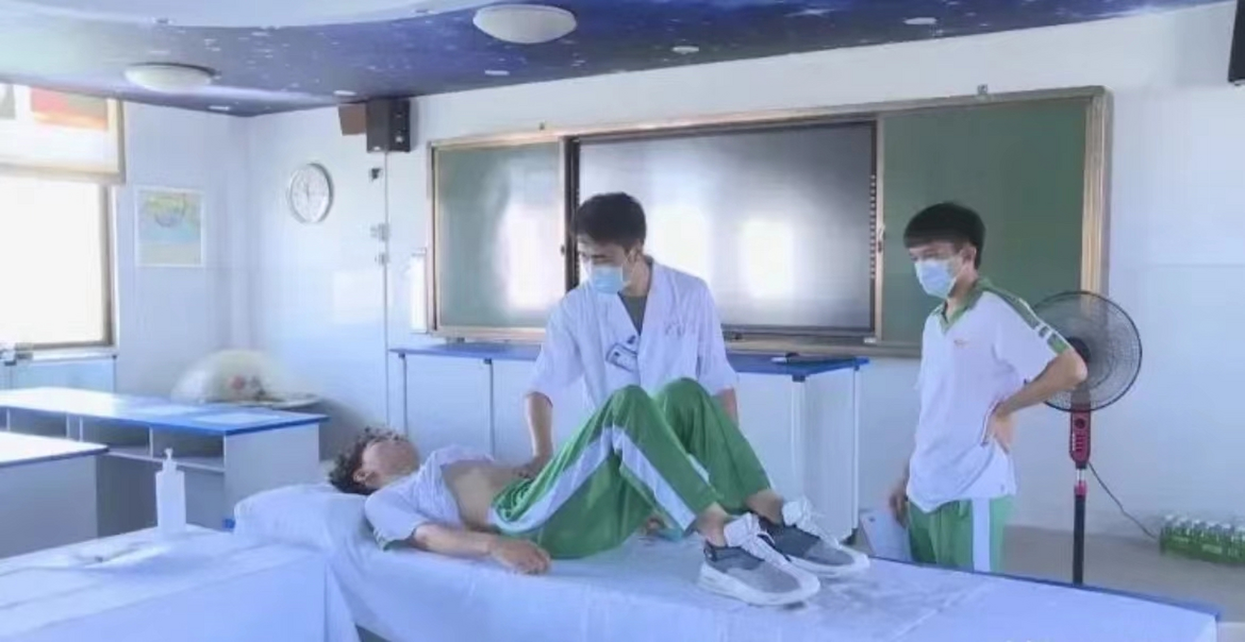 有关部门答复称,体检中确实存在男 生脱内裤受检的情况,医院发现后