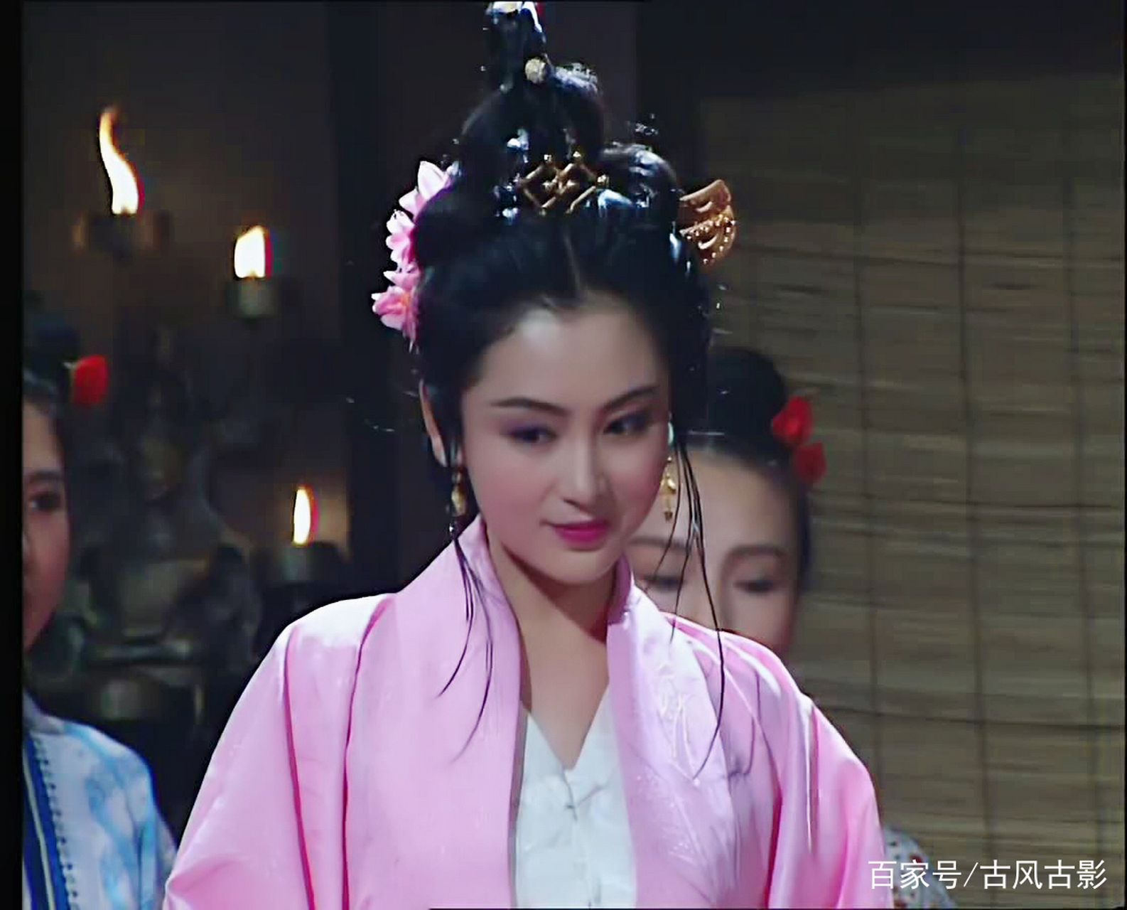 貂蝉美人计诱吕布刺董 司徒王允是一位很忠心的大臣,他看着东汉王朝